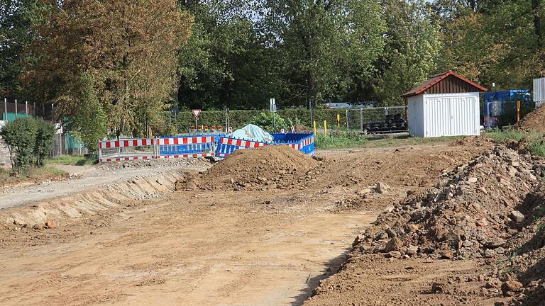 Die Bauarbeiten für die Keltenstraße, die Zufahrtsstraße zum Baugebiet 'Am Nützelbach II' in Gerolzhofen, ruhen derzeit. Grund sind Hinweise auf mögliche Altlasten im Boden.