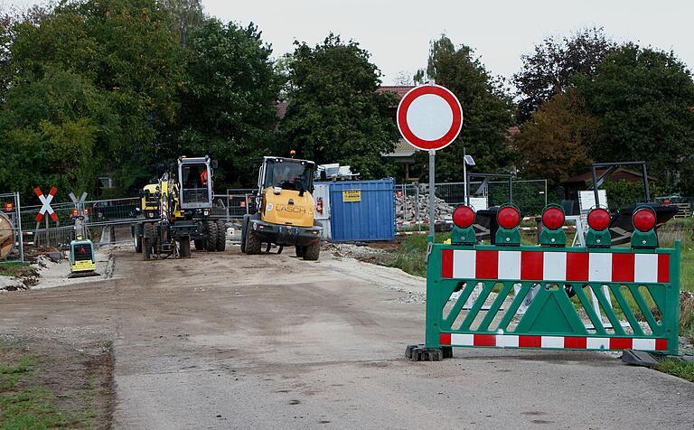 In vollem Gange ist die Baumaßnahme an der Bahnstrecke bei Lind mit der Ausstattung der Sicherheitseinrichtungen; die Straße ist dabei gesperrt. In vollem Gange ist die Baumaßnahme an der Bahnstrecke bei Lind mit der Ausstattung der Sicherheitseinrichtungen; die Straße ist dabei gesperrt.