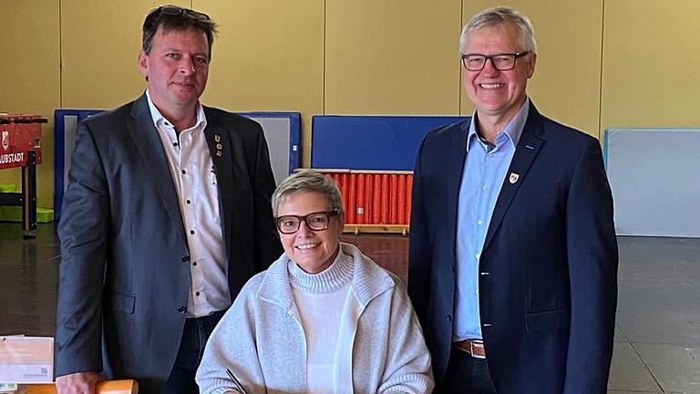 Zum Thema 'Organspende' referierte beim Grabfelder Gesundheitstag in der Turn- und Festhalle Aubstadt Sabine Dittmar. Das Bild zeigt sie mit Allianz-Sprecher Bürgermeister Jürgen Heusinger (links) sowie Aubstadts Bürgermeister Burkard Wachenbrönner beim Eintrag ins Goldene Buch der Gemeinde Aubstadt.