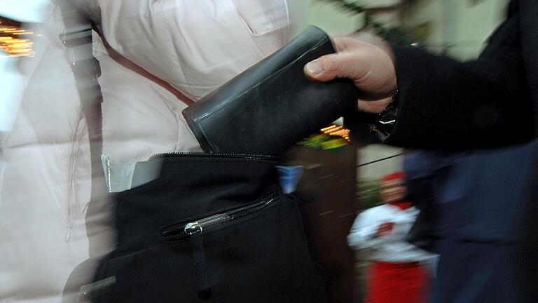 In einem Bad Neustädter Supermarkt klaute ein Unbekannter einer älteren Dame den Geldbeutel aus der Handtasche (Symbolbild). Er und sein Komplize müssen sich nun unter anderem wegen Diebstahls mit Waffen verantworten.