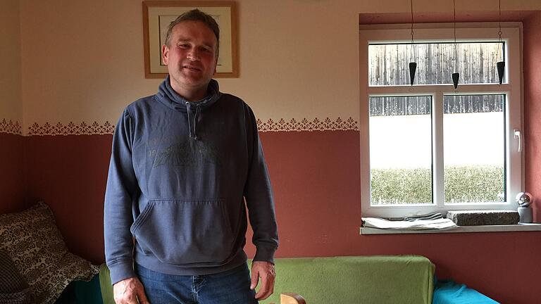 Michael Wolf im Wohnzimmer seines Eigenheims in Michelau. Der Forstwirtschaftsmeister will Bürgermeister seiner Gemeinde werden. Michael Wolf im Wohnzimmer seines Eigenheims in Michelau. Der Forstwirtschaftsmeister will Bürgermeister seiner Gemeinde werden.