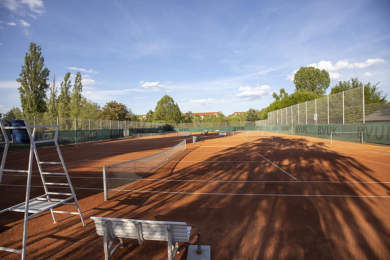 Noch sind die Tennisanlagen der Region, wie hier bei Weiss-Blau Würzburg, leer. Doch ab kommenden Montag darf wieder gespielt werden.