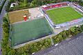 Eine Luftaufnahme des Standorts am Dallenberg mit dem bestehenden Stadion, das nach Plänen der Kickers um 90 Grad gedreht auf den Trainingsplätzen links im Bild entlang des B-19-Zubringers zur Autobahn neu entstehen soll.