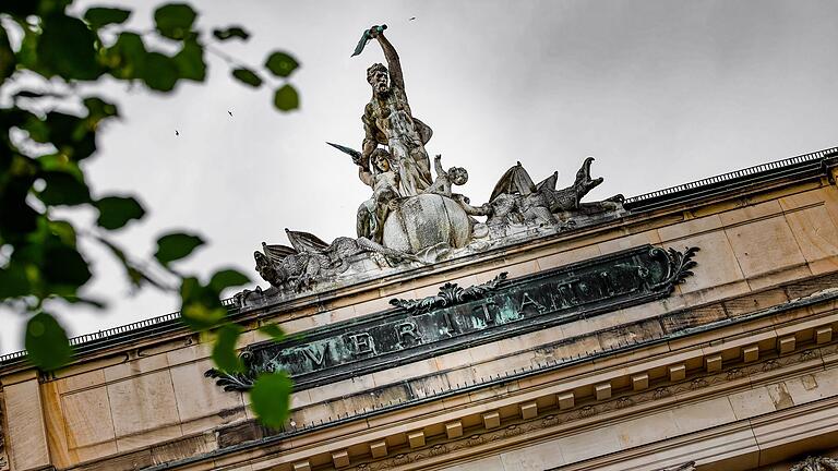 'Der Wahrheit verpflichtet' ('veritati'), verspricht die Bronzetafel an der Neuen Universität Würzburg, darüber schwingt Prometheus die Fackeln der Erkenntnis. Ein Promotionsbetrüger aus Österreich bastelte sich mit dem Namen der Uni dagegen seine ganz eigene 'Wahrheit'.