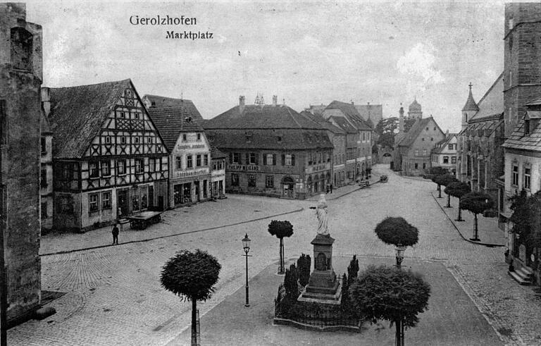 Der Marktplatz kurz nach 1900: An der Ostseite des Platzes vor der Apotheke ist das neue Kriegerdenkmal aufgestellt worden. Diese historische Gestaltung entspricht in etwa auch der heutigen Aufteilung des Platzes mit dem Brunnen und seinen vier Bäumen.