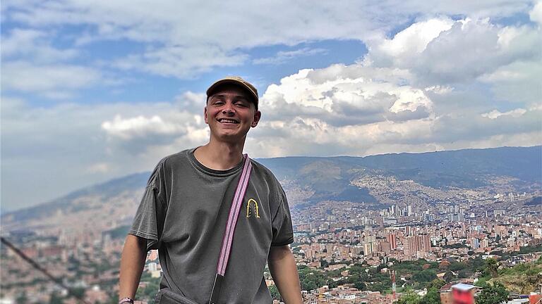 Luca Söder (20) blickt auf die Comuna 13 San Javier, einem Stadtteil von Medellín, Hauptstadt der kolumbianischen Bergprovinz Antioquia.       -  Luca Söder (20) blickt auf die Comuna 13 San Javier, einem Stadtteil von Medellín, Hauptstadt der kolumbianischen Bergprovinz Antioquia.