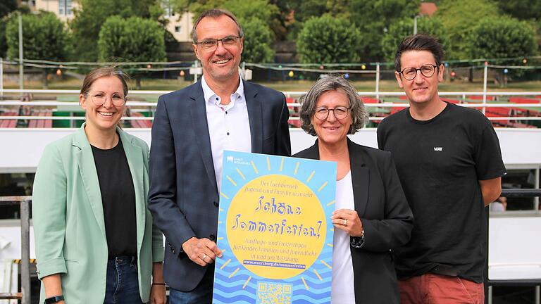 Schöne Sommerferien wünschen (von links) Heike Hergenröther von der Familienarbeit, Fachbereichsleiter Gunther Kunze,&nbsp; dessen Stellvertreterin Monika Kraft und Kilian Schick von der Kommunalen Jugendarbeit.