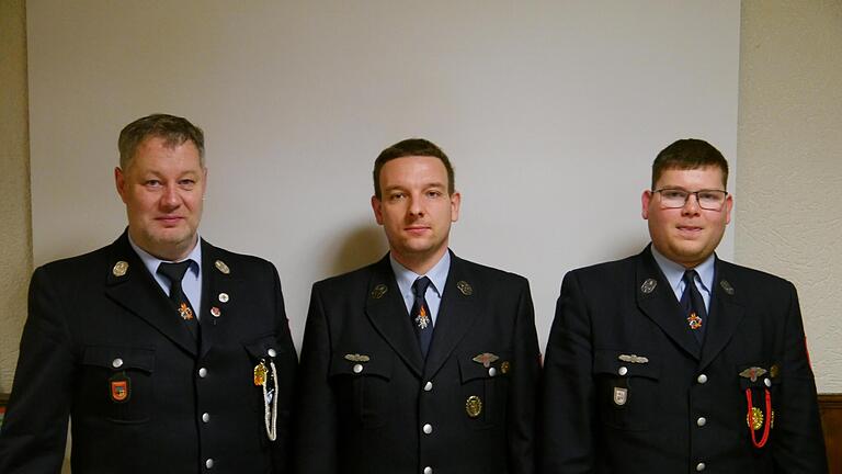 Der Feuerwehrverein hat nach der Satzungsänderung nun drei Führungspersonen. Zum neuen 1. Vorsitzenden wählten die Mitglieder Matthias Müller (von rechts), zu seinen gleichberechtigten Stellvertretern Marko Schaab und Rainer Förg, den bisherigen 1...       -  Der Feuerwehrverein hat nach der Satzungsänderung nun drei Führungspersonen. Zum neuen 1. Vorsitzenden wählten die Mitglieder Matthias Müller (von rechts), zu seinen gleichberechtigten Stellvertretern Marko Schaab und Rainer Förg, den bisherigen 1. Vorsitzenden.