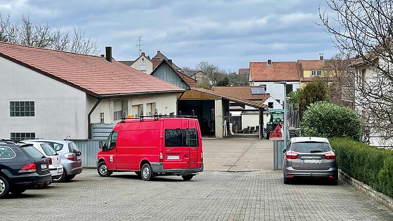 Der alte Bauhof neben dem Rathaus genügt den Ansprüchen nicht mehr. Bürgermeister Paulus spricht vom 'schlimmsten Bauhof im Landkreis'.