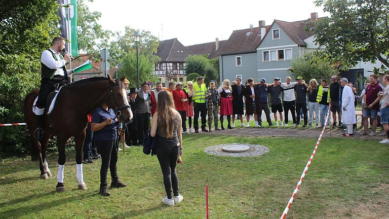 Aufs Korn nahm die Wiesenbronner Burschenschaft beim Kirchweihumzug am Sonntagnachmittag die Ereignisse im Dorfleben, über die am meisten gelacht wurde. Am Schluss wurden zusammen mit Prediger Simon Neubert noch die Verse gesungen, die von weiteren Episoden erzählten.