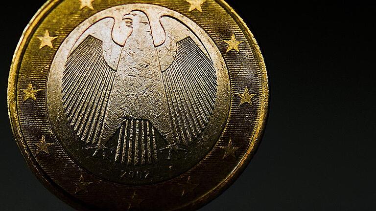 Euromünze       -  Eine deutsche Euromünze mit Bundesadler: Der Zinssatz für Bundesanleihen ist über 1,0 Prozent gestiegen.