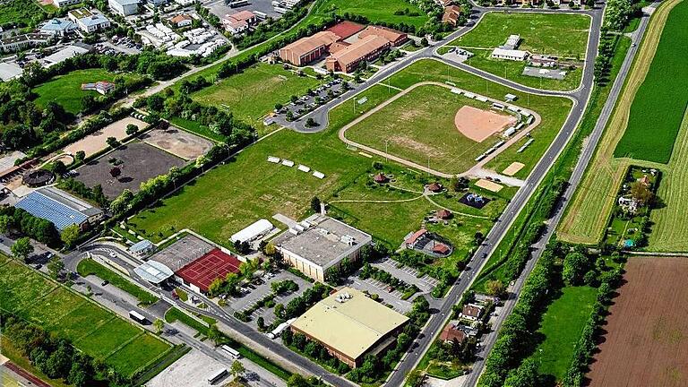 Die frühere High-Schoool der Us-Army (rote Bauten vor der Yorktown-Siedlung) wird neuer Standort der Internationalen Schule Mainfranken. Das Sportfeld davor im Süden gehört dazu, nicht aber das frühere Baseballfeld im Osten, wofür es freilich auch schon Interessenten gibt. Zur Orientierung: Rechts ist die Heeresstraße, links oben der Hainig.