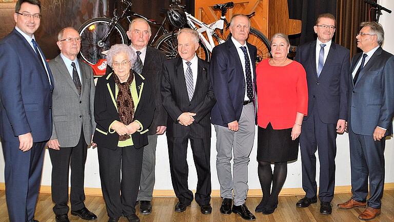 Der Uffenheimer Bürgermeister Wolfgang Lampe (links) zeichnete beim Neujahrsempfang (von links) Georg Braun, Herta Eitel, Karl Teubel, Fritz Klaußecker, Fridolin und Annette Wienand, Siegfried Hümmer und Walter Schürmann aus.