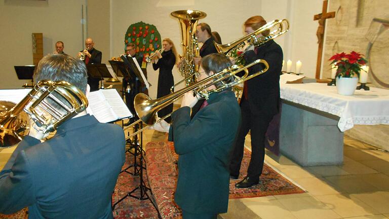 Die elf Musiker von Gloria-Brass begeisterten mit ihrem vorweihnachtlichen Bläserkonzert die Zuhörer in der Dreieinigkeitskirche.