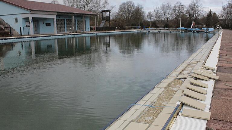 Das Volkacher Freibad ist im März noch im Winterschlaf. Großes Problem sind die Schäden an Fliesen und Beckenköpfen, wegen denen das Bad unter anderem dringend saniert gehört. Vor allem der Beckenkopf (im Bild das Schwimmerbecken) ist marode.