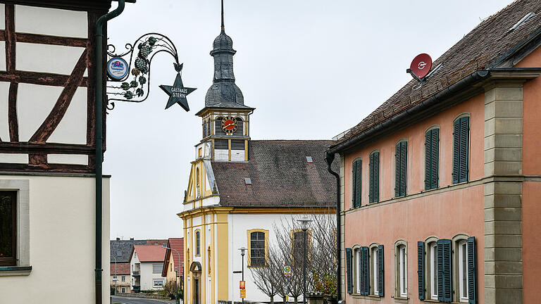 Die Pfarrkirche St. Barbara in Oberschwappach bei Knetzgau ist renovierungsbedürftig und fällt unter den Baustopp der Diözese Würzburg. Vorarbeiten hatten schon begonnen. Die Pfarrkirche St. Barbara in Oberschwappach bei Knetzgau ist renovierungsbedürftig und fällt unter den Baustopp der Diözese Würzburg. Vorarbeiten hatten schon begonnen.