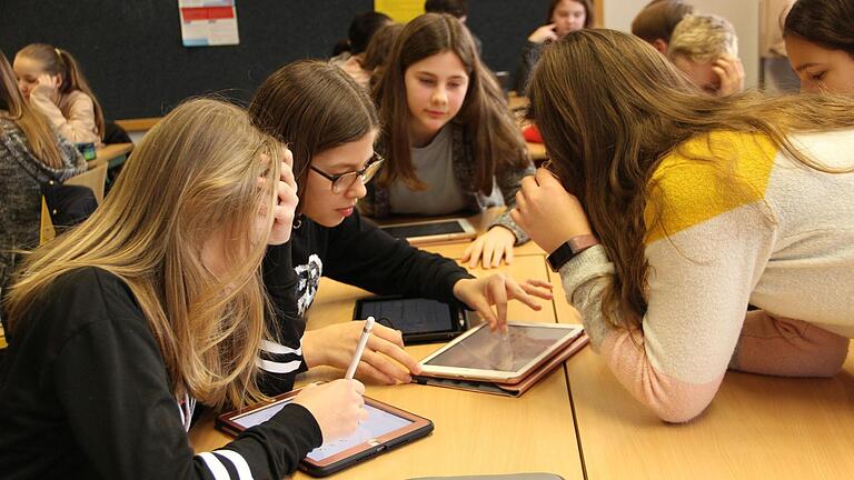 Gemeinsam erarbeiten sich Schüler der 6. Tabletklasse am Schönborn-Gymnasium einen Lerninhalt des Mathematikunterrichts und die Präsentation. Das Tablet ist dazu ein kreatives Hilfsmittel. Foto: Heike Beudert       -  Gemeinsam erarbeiten sich Schüler der 6. Tabletklasse am Schönborn-Gymnasium einen Lerninhalt des Mathematikunterrichts und die Präsentation. Das Tablet ist dazu ein kreatives Hilfsmittel. Foto: Heike Beudert