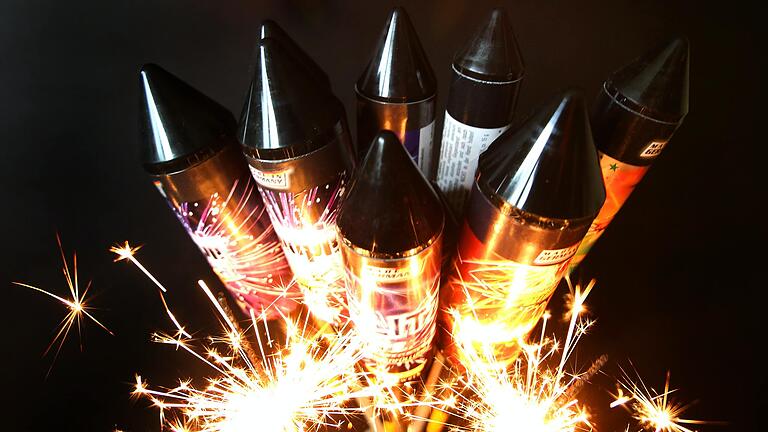 Seit Mittwoch können Böller und Raketen fürs private Feuerwerk gekauft werden. Doch nicht überall ist Feuerwerk erlaubt. Die Stadt Schweinfurt hat ein Verbotszone im Kernbereich der Innenstadt erlassen. Seit Mittwoch können Böller und Raketen fürs private Feuerwerk gekauft werden. Doch nicht überall ist Feuerwerk erlaubt. Die Stadt Schweinfurt hat ein Verbotszone im Kernbereich der Innenstadt erlassen. 