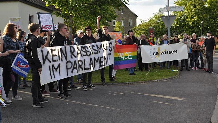 Zum Protest und zur Gegendemonstration gegen die AfD-Wahlkampfveranstaltung und Prichsenstadt hatten die unterfränkischen Jusos aufgerufen. Zum Protest und zur Gegendemonstration gegen die AfD-Wahlkampfveranstaltung und Prichsenstadt hatten die unterfränkischen Jusos aufgerufen.
