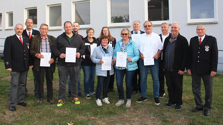 Die BRK-Bereitschaften Gerolzhofen und Donnersdorf ehrten langjährige Ehrenamtliche. Das Bild zeigt zusammen mit den Geehrten Kreisbereitschaftsleiter Uwe Hand (von links), den Gerolzhöfer Bereitschaftsleiter Jürgen Deues und Ehrenkreisbereitschaftsleiter Friedel Tellert (rechts).