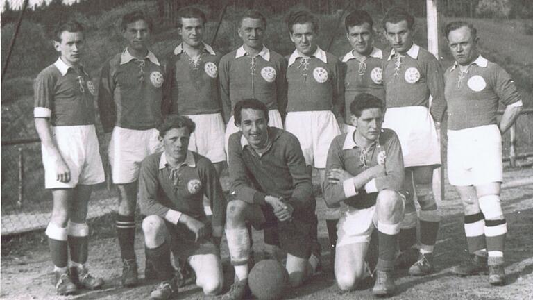 Die Kicker des RSV Wollbach auf dem legendären Sandplatz vor etwa 50 Jahren. Hinten stehend von links: Josef Manger, Erwin Benkert, Franz Werner, Florian Werner, Paul Hahn, Karl Werner, Franz Manger und Bernhard Werner. Vorne von links: Ewald Werner, Falkenberg und Pius Werner Die Kicker des RSV Wollbach auf dem legendären Sandplatz vor etwa 50 Jahren. Hinten stehend von links: Josef Manger, Erwin Benkert, Franz Werner, Florian Werner, Paul Hahn, Karl Werner, Franz Manger und Bernhard Werner. Vorne von links: Ewald Werner, Falkenberg und Pius Werner
