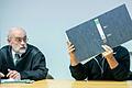 Aus dem Amtsgericht Schweinfurt direkt in Haft: Ein Angeklagter kam nach dem Urteil im Prozess um sexuellen Missbrauch im Kinderheim unmittelbar in eine Justizvollzugsanstalt. Links sein Verteidiger Frank Barthel.