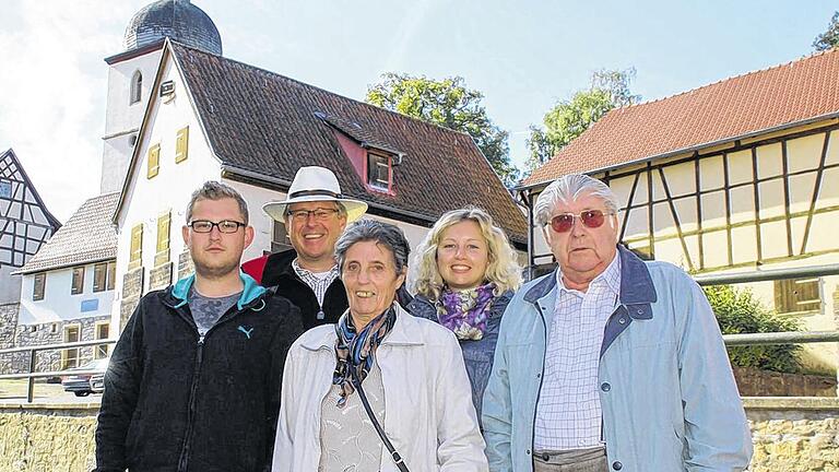 Eine Familie, drei Generationen: (von links) Daniel, Andreas, Anni, Melanie und Helmut Kolos.