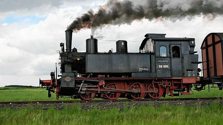 Die Dampflok 98886, einst auf der Lauertalbahn im Einsatz, zieht seit 2010 das &bdquo;Rhönzügle&ldquo; zwischen Mellrichstadt und Fladungen.Zurzeit wird die Lok aber generalüberholt.