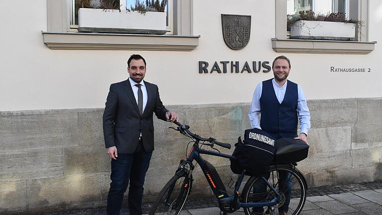 Auch auf dem E-Bike sollen die Beschäftigten des Kommunalen Ordnungsdienstes für die Sicherheit in Bad Neustadt sorgen. Darüber freuen sich (von links) Bürgermeister Michael Werner und Ordnungsamtsleiter Oliver Seufert. Auch auf dem E-Bike sollen die Beschäftigten des Kommunalen Ordnungsdienstes für die Sicherheit in Bad Neustadt sorgen. Darüber freuen sich (von links) Bürgermeister Michael Werner und Ordnungsamtsleiter Oliver Seufert.
