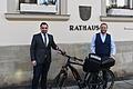 Auch auf dem E-Bike sollen die Beschäftigten des Kommunalen Ordnungsdienstes für die Sicherheit in Bad Neustadt sorgen. Darüber freuen sich (von links) Bürgermeister Michael Werner und Ordnungsamtsleiter Oliver Seufert.