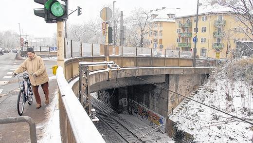 Lange wird sie nicht mehr halten: Die Bahnbrücke in der Rottendorfer Straße muss dringend erneuert werden. Links: der Stadtring.