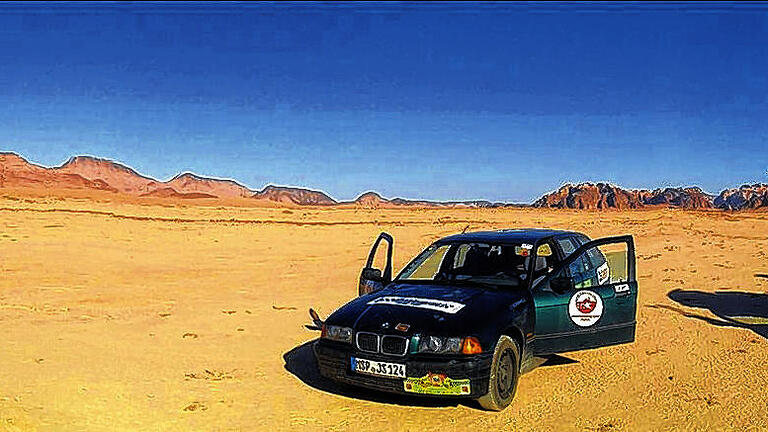 Wenige Kilometer vor dem Ziel: die Autos aus dem Team von Jan Schmitt aus Zimmern (links sein BMW) im Wadi Rum, mitten in der jordanischen Wüste. Wenige Kilometer vor dem Ziel: die Autos aus dem Team von Jan Schmitt aus Zimmern (links sein BMW) im Wadi Rum, mitten in der jordanischen Wüste.