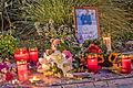 Zahlreiche Menschen gedenken seit Sonntag in Würzburg des Opfers des Messerangriffs und legen Blumen und Kerzen an den Tatort.