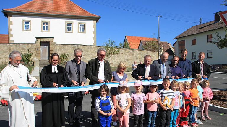 In Wermerichshausen erfolgte die offizielle Freigabe der Kreisstraße KG 2, die im Bereich der Ortsdurchfahrt von Wermerichshausen von Grund auf saniert wurde.Heike Beudert       -  In Wermerichshausen erfolgte die offizielle Freigabe der Kreisstraße KG 2, die im Bereich der Ortsdurchfahrt von Wermerichshausen von Grund auf saniert wurde.Heike Beudert