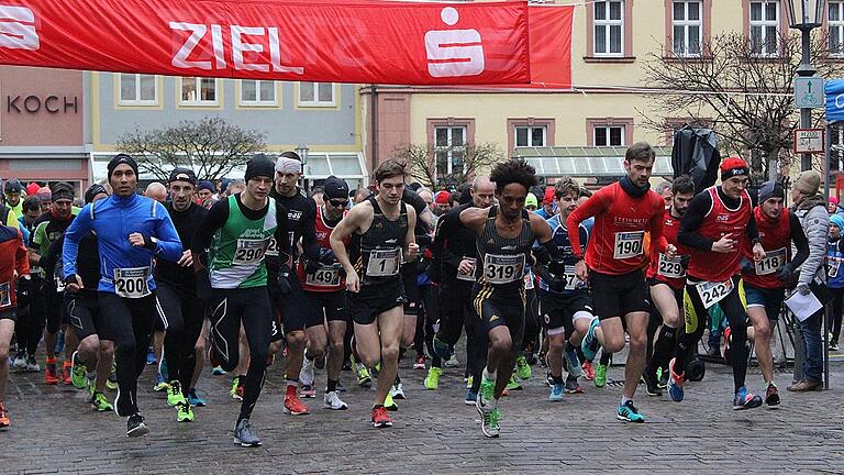 Start beim 15-Kilometer-Rennen: Bereits da liegt der spätere Sieger Filimon Habtemikael (Nummer 319) vorn. Start beim 15-Kilometer-Rennen: Bereits da liegt der spätere Sieger Filimon Habtemikael (Nummer 319) vorn.