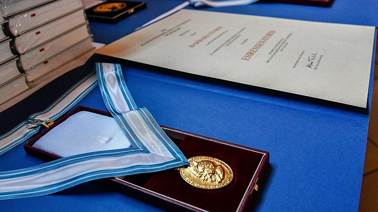 Ehrensenatorwürde der Universität Würzburg: Medaille und Urkunde. Ehrensenatorwürde der Universität Würzburg: Medaille und Urkunde.