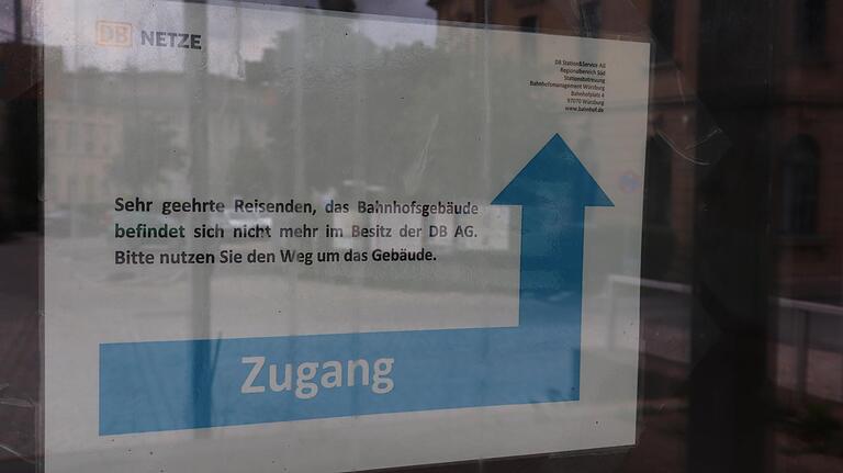 Das Schild am Eingang des geschlossenen Kitzinger Bahnhofsgebäudes vertröstet Bahnreisende nun schon mehr als anderthalb Jahre. Das Schild am Eingang des geschlossenen Kitzinger Bahnhofsgebäudes vertröstet Bahnreisende nun schon mehr als anderthalb Jahre.