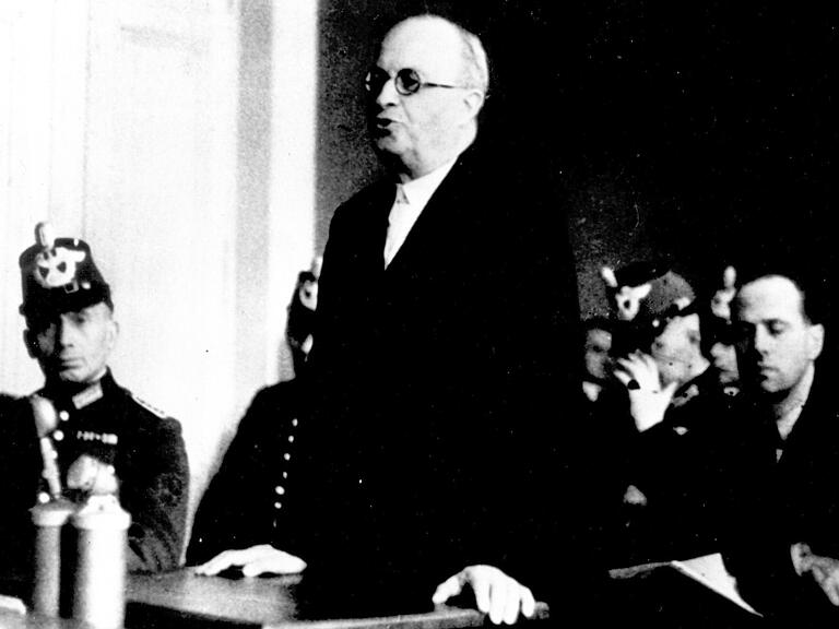 Der Karlstadter Franz Sperr stand im Januar 1945 als Widerstandskämpfer des 20. Juli 1944 vor dem Volkgerichtshof und wurde zum Tode verurteilt. Im Hintergrund ist Helmuth James Graf von Moltke und Theodor Steltzer. Sperr starb am 23. Januar 1945 in Berlin-Plötzensee. Der Karlstadter Franz Sperr stand im Januar 1945 als Widerstandskämpfer des 20. Juli 1944 vor dem Volkgerichtshof und wurde zum Tode verurteilt. Im Hintergrund ist Helmuth James Graf von Moltke und Theodor Steltzer. Sperr starb am 23. Januar 1945 in Berlin-Plötzensee.