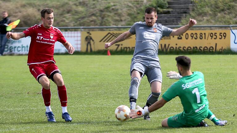 Im Hinspiel hielt Gerolzhofens Keeper Marius Wilhelm (rechts) seinen Kasten sauber, Gerolzhofen (links André Weimann) gewann in Stammheim 3:0. Am Samstag würden Patrick Hartmann (Mitte) und Co. den Spieß gerne umdrehen. Im Hinspiel hielt Gerolzhofens Keeper Marius Wilhelm (rechts) seinen Kasten sauber, Gerolzhofen (links André Weimann) gewann in Stammheim 3:0. Am Samstag würden Patrick Hartmann (Mitte) und Co. den Spieß gerne umdrehen. 