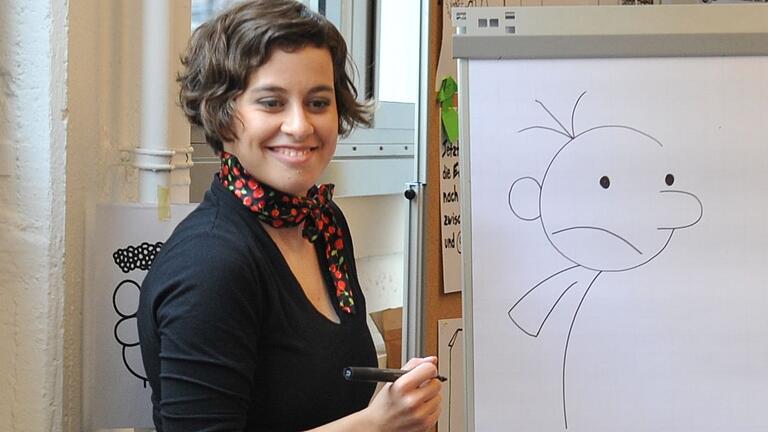 Von Illustratorin Charlotte Hofmann lernen Kinder und Jugendliche in der Stadtbücherei Lauda-Königshofen, wie man die Figuren der Buchreihe „Gregs Tagebuch“ von Jeff Kinney in Comic-Figuren verwandelt. Von Illustratorin Charlotte Hofmann lernen Kinder und Jugendliche in der Stadtbücherei Lauda-Königshofen, wie man die Figuren der Buchreihe „Gregs Tagebuch“ von Jeff Kinney in Comic-Figuren verwandelt.
