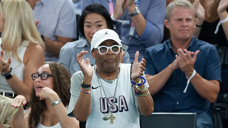 Paris 2024 - Turnen - Feuert die US-Turnerinnen an: Star-Regisseur Spike Lee. Paris 2024 - Turnen - Feuert die US-Turnerinnen an: Star-Regisseur Spike Lee.