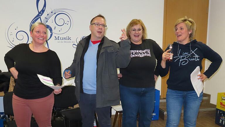Die Vorsitzenden (von links) Steffie Schmitt, Kristina Klug und Julia Seifert proben ihren Auftritt mit Andreas Schröder, der schon Erfahrung bei Büttenabenden gesammelt hat. Die Vorsitzenden (von links) Steffie Schmitt, Kristina Klug und Julia Seifert proben ihren Auftritt mit Andreas Schröder, der schon Erfahrung bei Büttenabenden gesammelt hat.