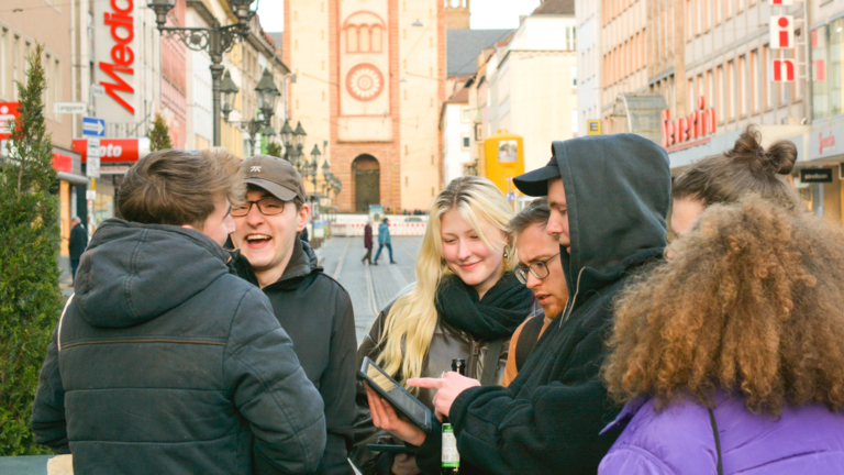 'Stadtrallye Würzburg – History Reloaded': Teilnehmerinnen und Teilnehmer in der Würzburger Domstraße. 'Stadtrallye Würzburg – History Reloaded': Teilnehmerinnen und Teilnehmer in der Würzburger Domstraße.