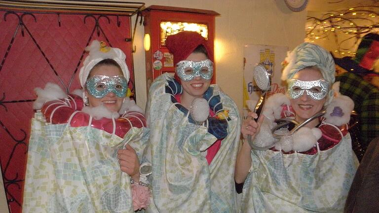 Direkt aus der Dusche ging es in das Treiben des Bischofsheimer Altweiberfasching. Direkt aus der Dusche ging es in das Treiben des Bischofsheimer Altweiberfasching.