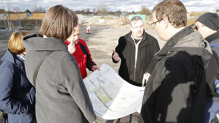 Reges Interesse an den Plänen für die Carus Allee und die Landesgartenschau 2026 in den ehemaligen Ledward Kasernen gab es bei einer Baustellenführung, die die Freunde der Landesgartenschau e.V. organisiert hatten.
