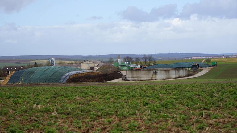 Die Biogasanlage in Reichenberger Ortsteil Fuchsstadt (Lkr. Würzburg): Hier soll mutmaßlich ein 34-Jähriger im Februar 2022 die Luken der Gärreste-Silos geöffnet haben. Die Biogasanlage in Reichenberger Ortsteil Fuchsstadt (Lkr. Würzburg): Hier soll mutmaßlich ein 34-Jähriger im Februar 2022 die Luken der Gärreste-Silos geöffnet haben.