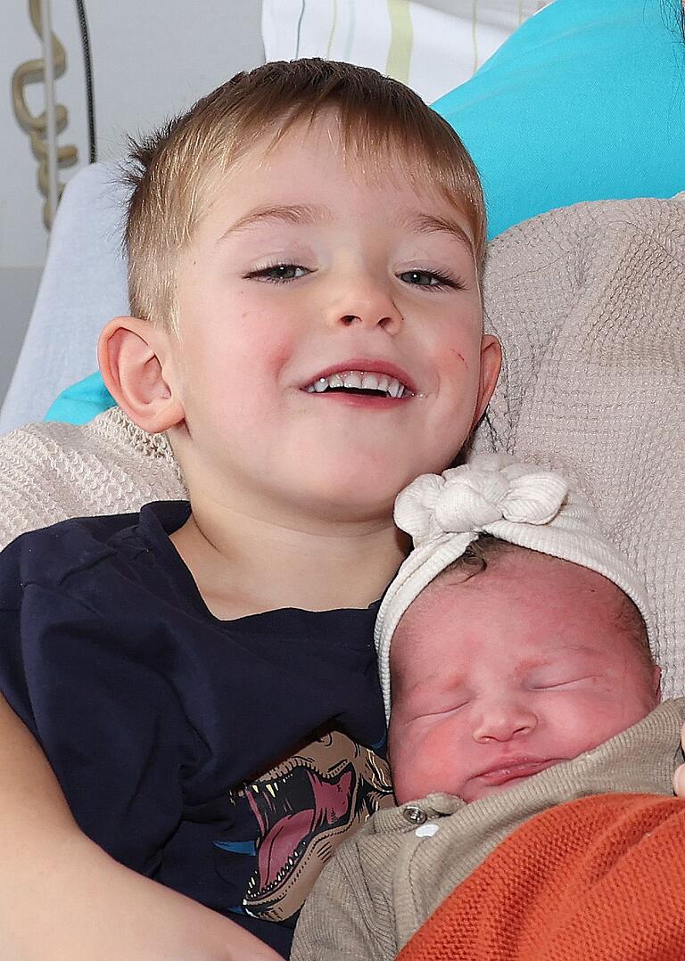 Der vierjährige Noah hat jetzt eine kleine Schwester. Der vierjährige Noah hat jetzt eine kleine Schwester. 