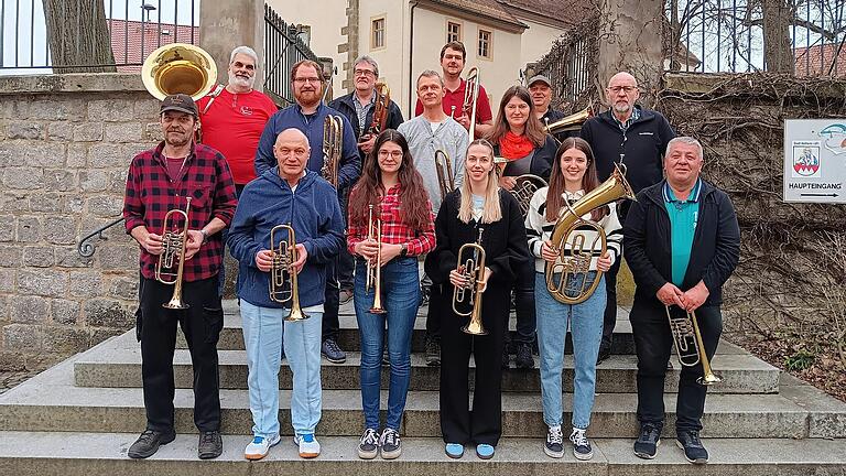 Der Posaunenchor Rügheim bei der Probe zum Festgottesdienst. Der Posaunenchor Rügheim bei der Probe zum Festgottesdienst.