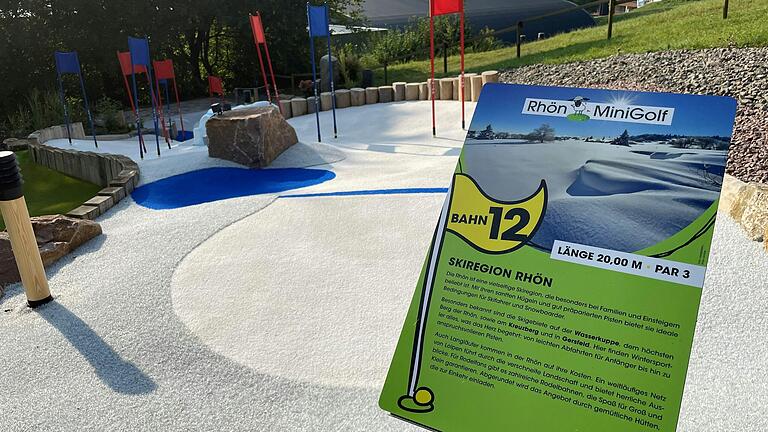 Einige Überraschungen müssen auf der Adventur-Minigolfanlage 'Rhön MiniGolf' bewältigt werden. Einige Überraschungen müssen auf der Adventur-Minigolfanlage 'Rhön MiniGolf' bewältigt werden.
