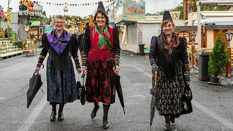 Der Festzug anlässlich des Gautrachtenfests im Rahmen des Schweinfurter Volksfests musste leider wegen einer Unwetterwarnung abgesagt werden. Trotzdem kamen die „Trachtler“ voll Freude zum Festzelt und feierten.